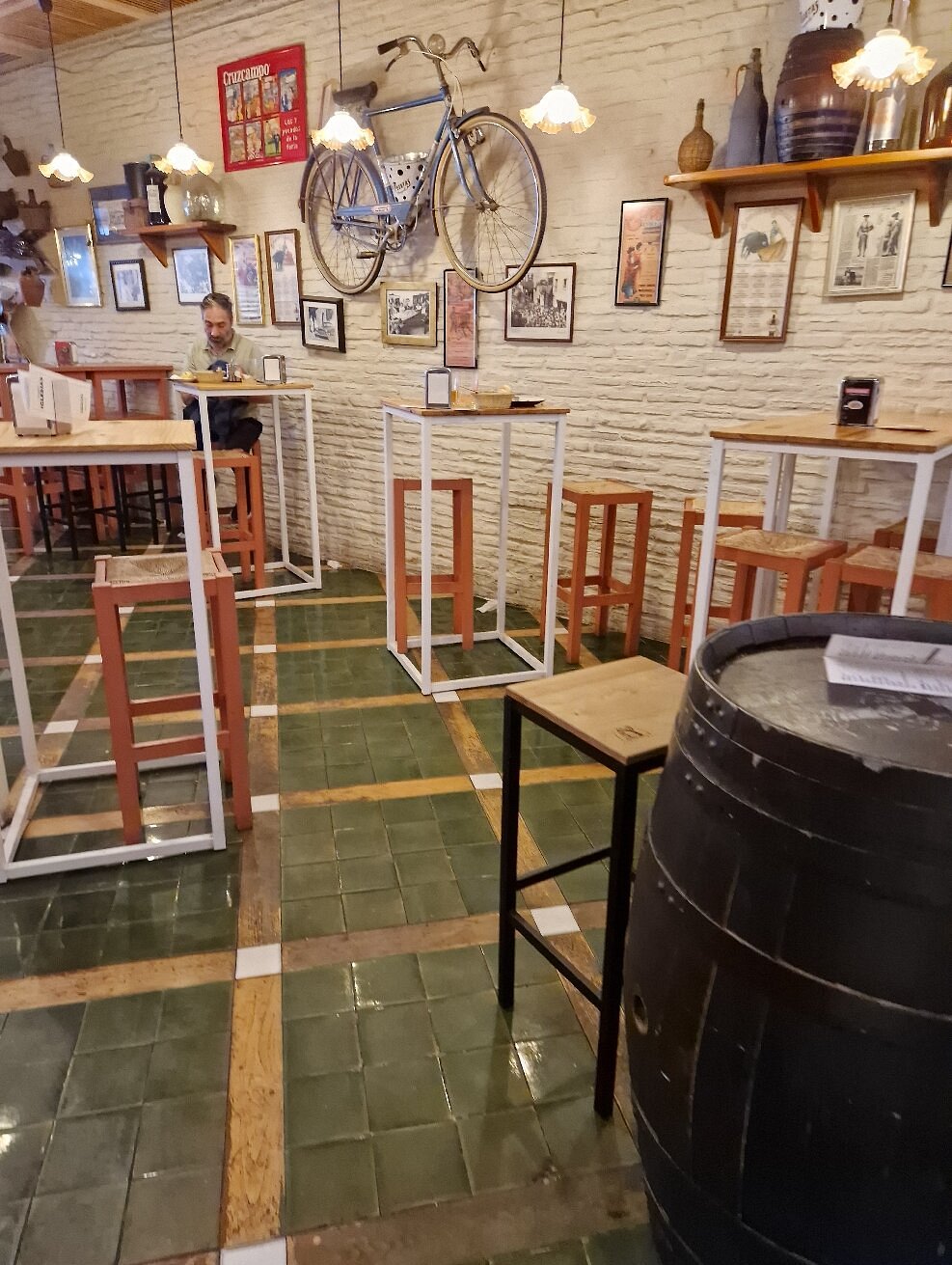 Salón comedor tradicional de Bodeguita Iglesias en Sevilla